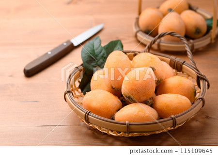 Taste of early summer: Loquat (Kagawa Prefecture) Daiyakuoju wood grain background 115109645