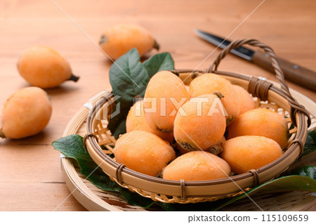 Taste of early summer: Loquat (Kagawa Prefecture) Daiyakuoju wood grain background Taste of early summer: Loquat (Kagawa Prefecture) Daiyakuoju wood grain background 115109659