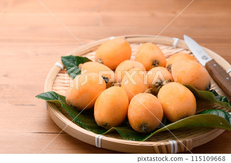 Taste of early summer: Loquat (Kagawa Prefecture) Daiyakuoju wood grain background 115109668