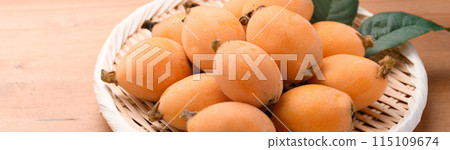 Taste of early summer: Loquat (Kagawa Prefecture) Daiyakuoju wood grain background 115109674