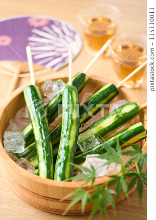 醃黃瓜放入桶中 醃黃瓜放入桶中 115110011