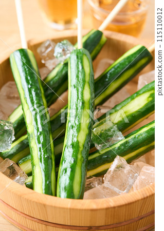 醃黃瓜放入桶中 115110012