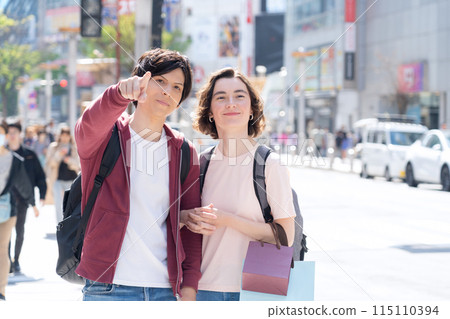 Foreign tourist couple traveling in Tokyo (inbound) 115110394