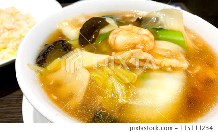 Ramen with plenty of ingredients and a thickened sauce 115111234
