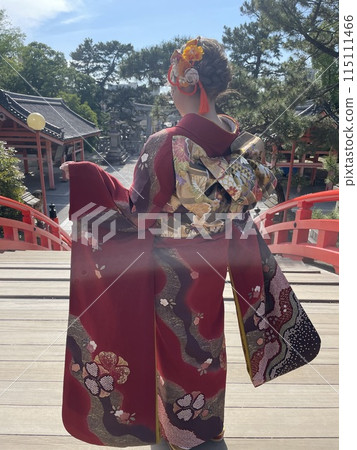 Woman wearing long-sleeved kimono and red bridge 3 115111466