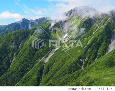 從矢本山坳附近看到夏季的南阿爾卑斯山、北岳、前野岳 從矢本山坳附近看到夏季的南阿爾卑斯山、北岳、前野岳 115112196