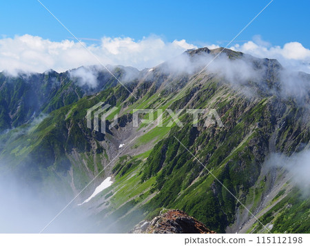 從矢本山坳附近看到夏季的南阿爾卑斯山、北岳、前野岳 從矢本山坳附近看到夏季的南阿爾卑斯山、北岳、前野岳 115112198