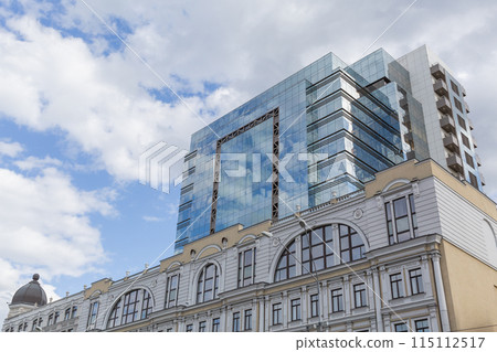 [Ukraine] Modern glass office buildings and a cloudy sky in the capital Kyiv 115112517