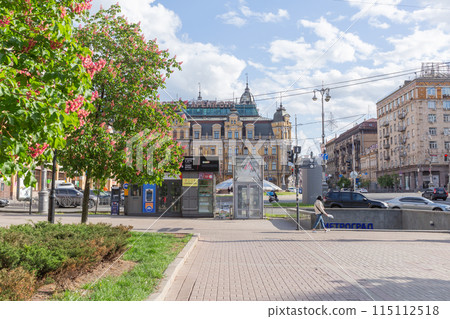 [烏克蘭] 首都基輔的鵝卵石街道和街道兩旁的城市景觀 115112518