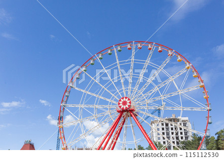[烏克蘭] 哈爾科夫市遊樂園的摩天輪與清澈的藍天 115112530