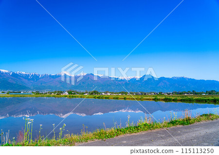 [Early summer material] Azumino's rural scenery and water reflection in early summer [Nagano Prefecture] 115113250