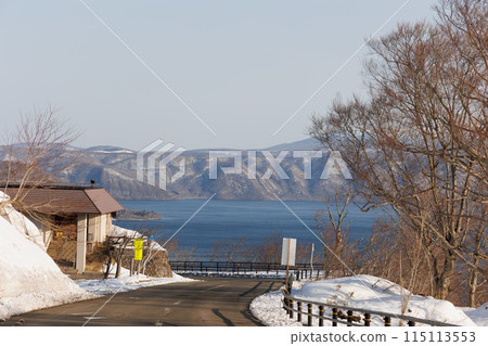 春天的客家峠展望台和十和田湖(秋田縣) 春天的客家峠展望台和十和田湖(秋田縣) 115113553