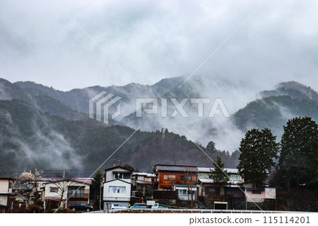 雲彩覆蓋的山脈和城鎮 115114201