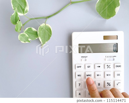 Woman's hand to calculate with a calculator 115114471