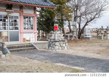 [關西本線]普通列車經過神社後面 115115185