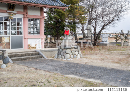 [關西本線]普通列車經過神社後面 115115186
