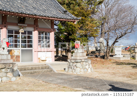 [關西本線] 貨運列車經過神社後面 115115187