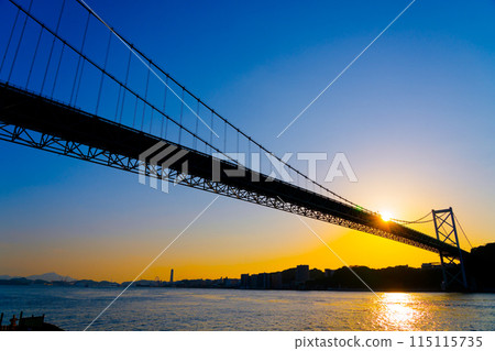 關門大橋上的日落,橫跨連接山口縣下關市和福岡縣北九州的關門海峽。日本三大橋於1963年通車 關門大橋上的日落,橫跨連接山口縣下關市和福岡縣北九州的關門海峽。日本三大橋於1963年通車 115115735