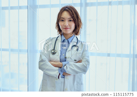 女醫生站在窗外 女醫生站在窗外 115115775