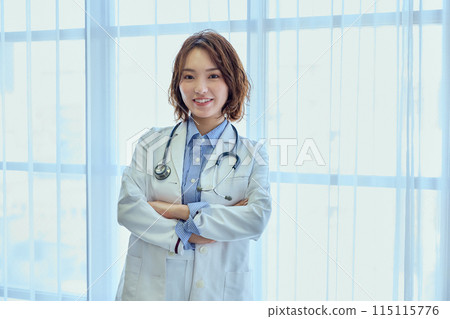 女醫生站在窗外 115115776