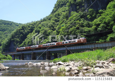 新273系列特急八雲號在博備線上行駛，背景是雄偉的生倉峽谷_2024年5月17日拍攝 115115883