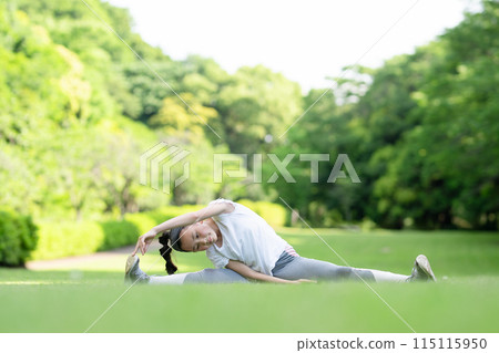 Girl doing exercise 115115950