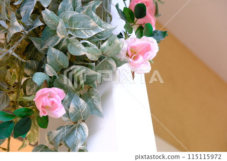 房間裡裝飾著粉紅玫瑰 115115972