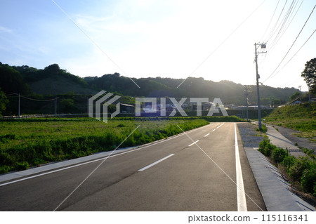 A straight road 115116341