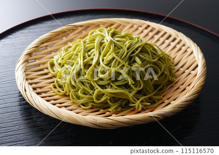 茶蕎麥麵盛在濾鍋中 茶蕎麥麵盛在濾鍋中 115116570
