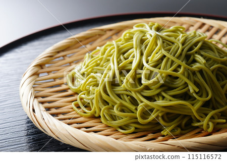 茶蕎麥麵盛在濾鍋中 茶蕎麥麵盛在濾鍋中 115116572