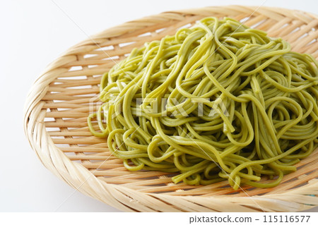 茶蕎麥麵盛在濾鍋中 115116577