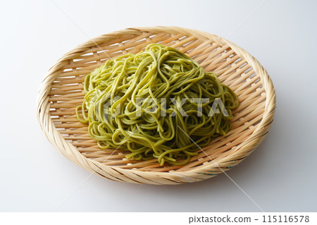 茶蕎麥麵盛在濾鍋中 115116578