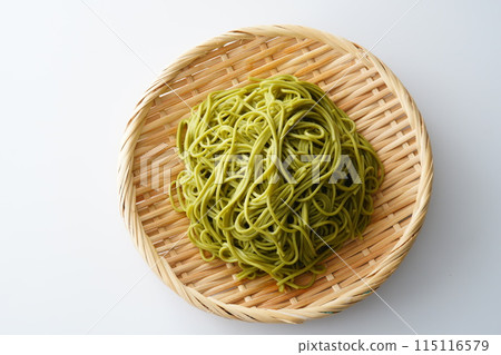 茶蕎麥麵盛在濾鍋中 115116579