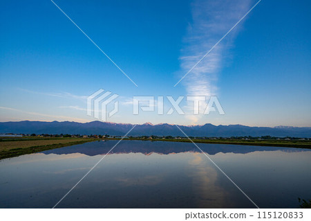 [初夏素材]初夏的安曇野田園風光和晨景[長野縣] 115120833