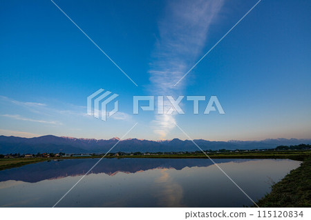 [初夏素材]初夏的安曇野田園風光和晨景[長野縣] 115120834