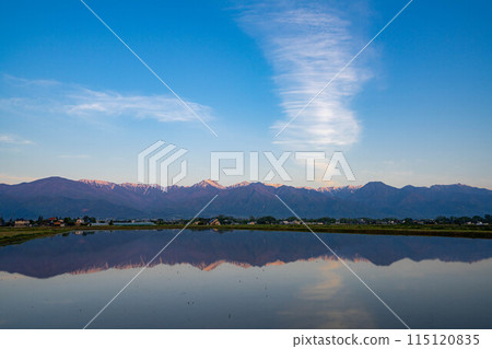 [初夏素材]初夏的安曇野田園風光和晨景[長野縣] 115120835