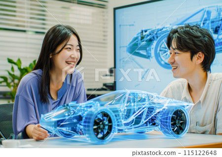 男性和女性設計師在透明汽車原型前考慮設計_3 男性和女性設計師在透明汽車原型前考慮設計_3 115122648