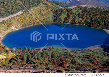 從東山脈的一勢峽山眺望五色沼的紅葉 從東山脈的一勢峽山眺望五色沼的紅葉 115122740
