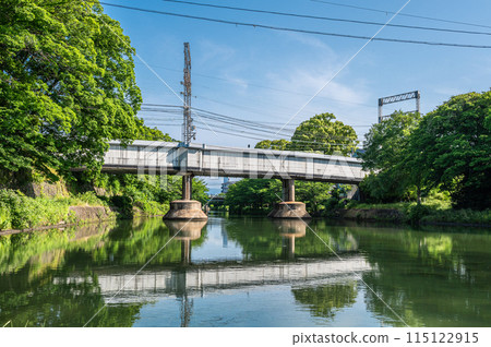 從京都會伏見區京阪電鐵橋伏見港橋眺望護城河 115122915