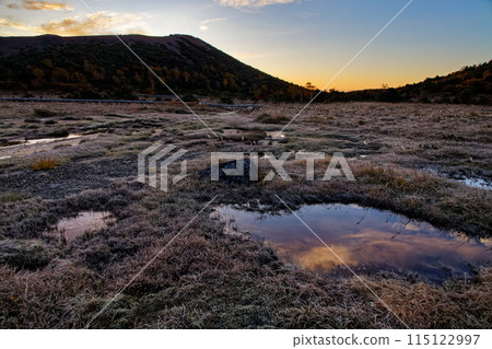 黎明時分的東山脈、淨土平濕地和東小富士 115122997