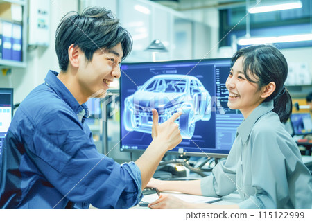 工程師男女討論汽車設計_1 115122999