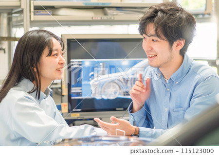 工程師和男人討論汽車設計_2 115123000