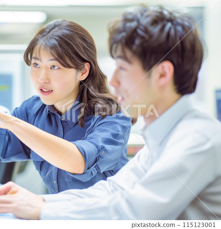 Seriously explaining businesswoman_1 115123001