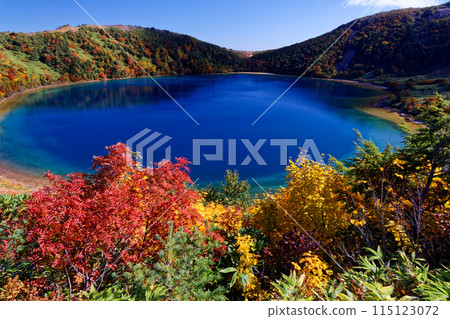東山脈和五色沼的紅葉風景 115123072