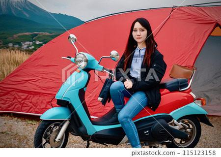騎摩托車去露營的女人 騎摩托車去露營的女人 115123158