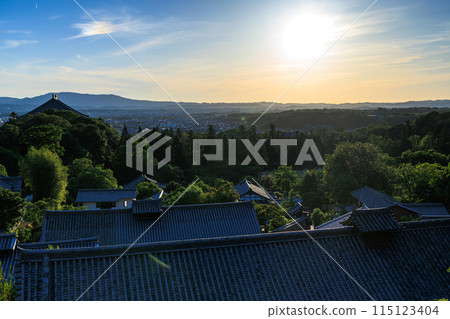 從古都奈良的東大寺二月堂眺望的夜景,從東大寺境內到大佛屋頂外,生駒山的天空開始變成晚霞。 從古都奈良的東大寺二月堂眺望的夜景,從東大寺境內到大佛屋頂外,生駒山的天空開始變成晚霞。 115123404