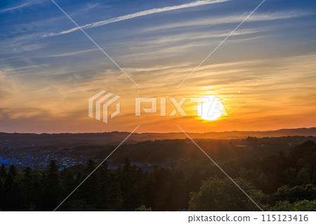 古都奈良東大寺二月堂的夜景,夕陽照耀著薄薄的金色雲彩的生駒山脈⑦。 古都奈良東大寺二月堂的夜景,夕陽照耀著薄薄的金色雲彩的生駒山脈⑦。 115123416