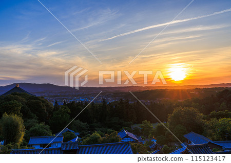 從古都奈良的東大寺二月堂看夕陽西下，生駒山脈被薄薄的金色雲彩籠罩著。 115123417