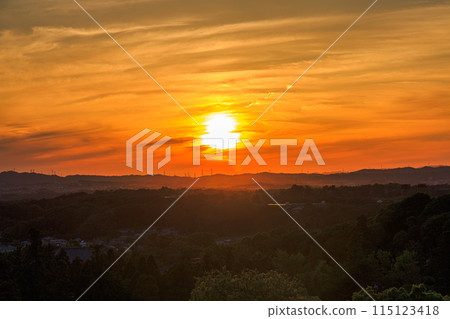 古都奈良東大寺二月堂的傍晚景色，夕陽照耀在生駒山脈上，金黃色的雲彩覆蓋著➈。 115123418