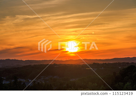古都奈良東大寺二月堂的傍晚景色,夕陽照耀在薄薄的金色雲彩上的生駒山脈⑩。 古都奈良東大寺二月堂的傍晚景色,夕陽照耀在薄薄的金色雲彩上的生駒山脈⑩。 115123419
